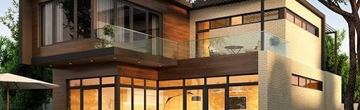 Maison moderne en bois et verre avec balcon et terrasse, entourée de verdure.