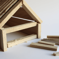 Maison en bois en construction avec des pièces à côté.